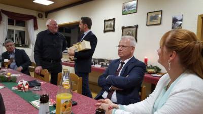 Chris Schulenburg bedankt sich bei Waldemar Schreiber