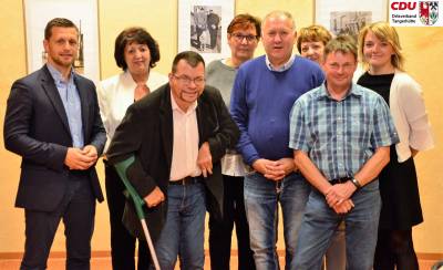 Unser Kreisvorsitzender Chris Schulenburg MdL hat als Versammlungsleiter durch den Abend gefhrt. 
Unser neuer Vorstand v. l.: Rosemarie Knopp (Beisitzerin, Angelika Jacob, Beisitzerin, Karla Rook (Kassiererin), Tanja Andrys (Mitgliederbeauftragte), vorne links: Marcus Graubner (stellv. Vorsitzender), Werner Jacob (Vorsitzender) und Torsten Fettback (Beisitzer)