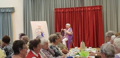 Hildegard Wynands im Gesprch mit ihrer 