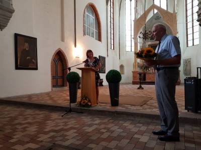 Wolfgang Schrmann bedankt sich bei Frau Staatssekretrin Eva Feuner