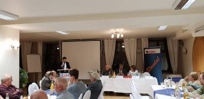 Kreisvorsitzender Chris Schulenburg leitet die Versammlung