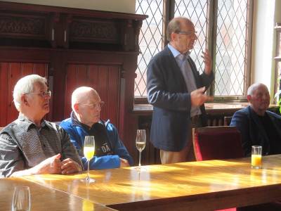 Oberbrgermeister Klaus Schmotz begrt die Gste