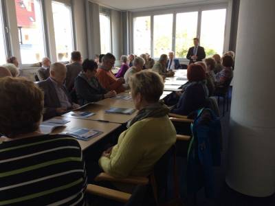 Kreisvorsitzender, Chris Schulenburg, begrt die Senioren. 