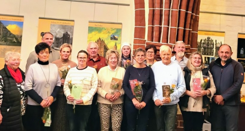 Hildegard Wynands (l.) und Thomas Staudt MdL (re.) sowie Bgm Steffen Schilm (3.v.l.) mit den Preistrgern des diesjhrigen Blumenwettbewerbes     Bildquelle: CDU Tangermnde