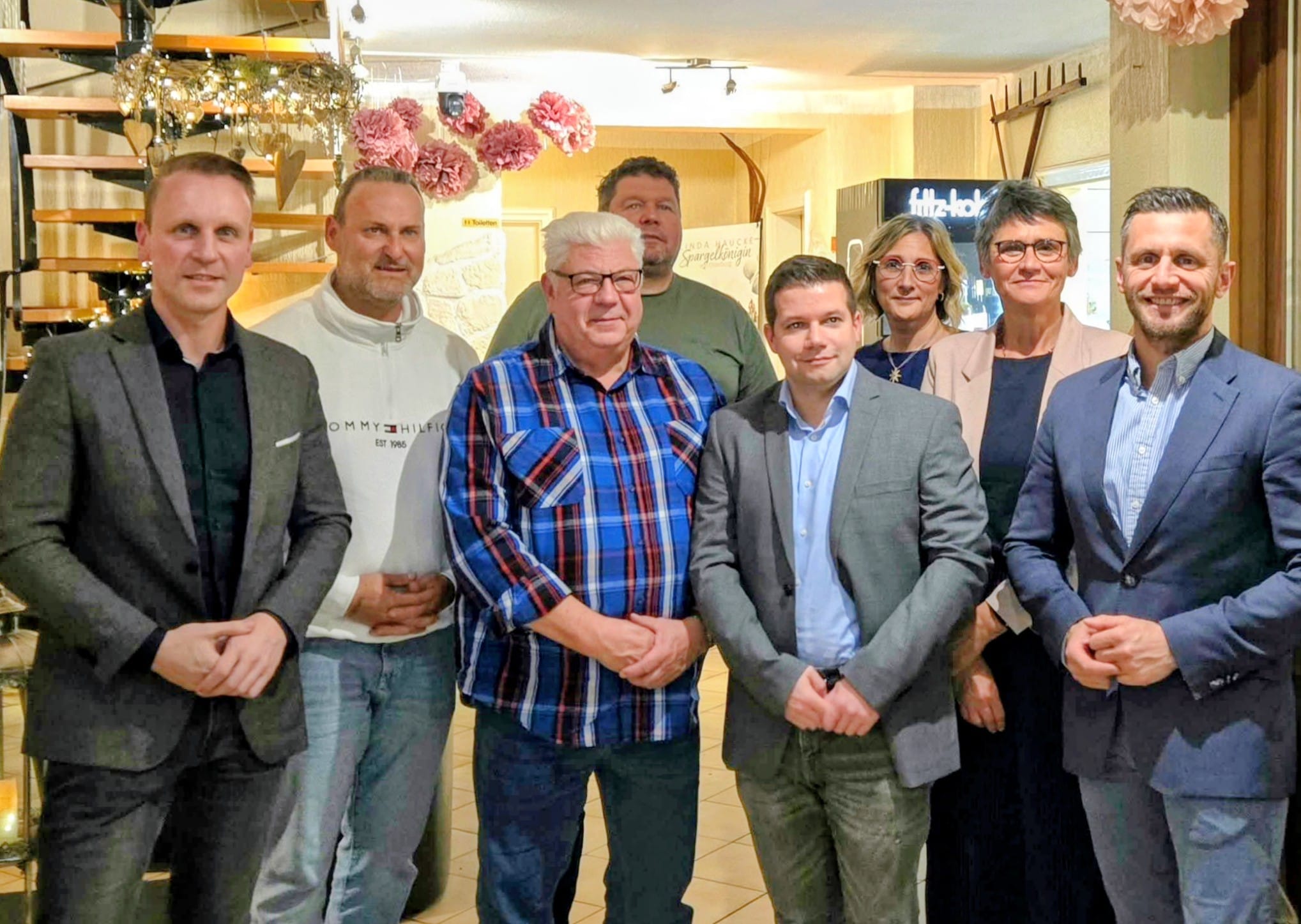 Der frische gewhlte Vorstand des CDU-Stadtverbands Osterburg mit Dennis Kathke (links) an der Spitze. Erste Gratulationen kamen vom CDU-Kreisvorsitzenden Chris Schulenburg MdL (rechts im Bild).